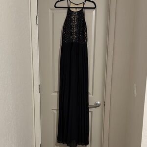 the clothing company Black lace Maxi Dress